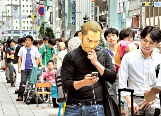 지난해 9월 아이폰5가 출시되자 일본 도쿄의 한 애플 매장 앞에서 신제품을 사기 위해 사람들이 줄을 서서 기다리고 있다. /AFP연합뉴스 