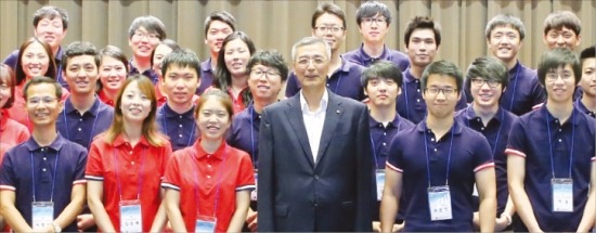 강유식 LG경영개발원 부회장(앞줄 왼쪽 네번째)과 연암장학생으로 선발된 대학원생들이 8일 서울 여의도 LG트윈타워에서 기념촬영을 하고 있다.  /LG 제공
 