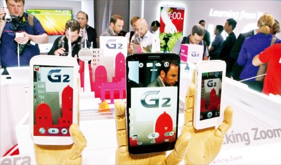 7일(현지시간) 미국 뉴욕에서 열린 ‘LG G2 데이’ 행사에서 세계 각국의 통신사 관계자들이 제품을 살펴보고 있다./ LG전자 제공