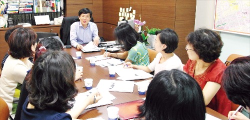 한국경제신문과 신한은행이 공동으로 주관하는 ‘고준석 박사의 자산관리 멘토스쿨’에서 고준석 신한은행 청담역 지점장이 1억원 이하의 다양한 경매물건을 대상으로 주의점을 설명하고 있다.  김하나 한경닷컴 기자 