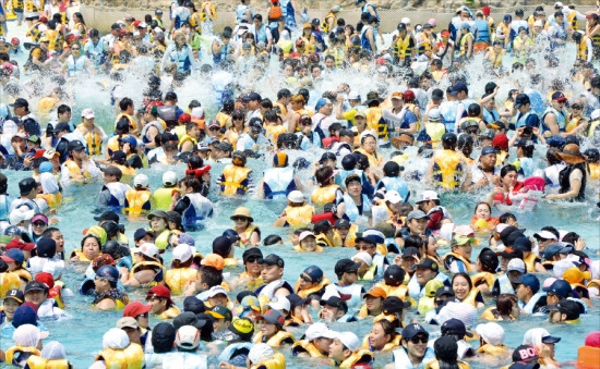 더위야 물러가라 전국 대부분 지역에 폭염특보가 내려진 11일 용인 에버랜드 캐리비안베이에서 시민들이 물놀이를 하고 있다. 기상청은 “이번주에도 폭염이 지속될 것으로 보인다”고 전망했다. 강은구 기자 egkang@hankyung.com