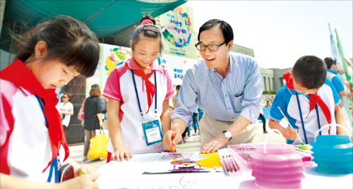 우리은행은 지난 5월 26일 서울 용산 전쟁기념관에서 '19회 우리은행 미술대회 본선 실기대회'를 열었다. 이순우 우리금융지주 회장(가운데)이 대회장을 찾아 참가 어린이와 함께 그림을 그리고 있다. 우리금융그룹 제공