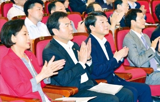 토론회에 참석한 정치인들