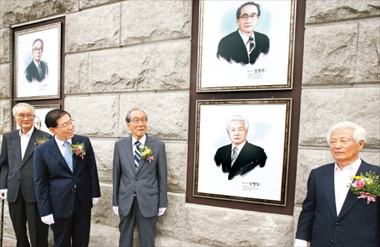 서울시청에서 열린 ‘현존 애국지사 37인 사진전’ 개막식에서 박원순 서울시장(왼쪽 두 번째)과 사진 속 주인공인 애국지사들이 전시된 사진들을 둘러보고 있다. 연합뉴스