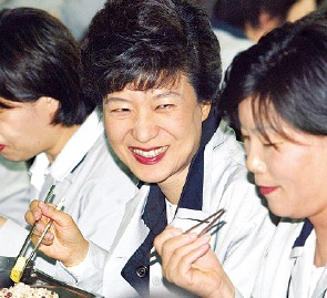 박 대통령이 한나라당(현 새누리당) 대표 시절인 2004년 4월 이곳을 방문해 구내식당에서 직원들과 식사하는 모습.  /강은구 기자  egkang@hankyung.com
