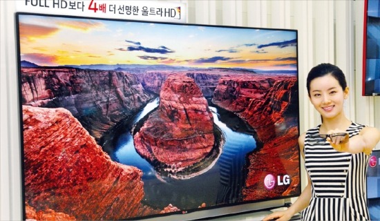 LG전자가 지난 6월 국내 시장에서 판매하기 시작한 65인치 울트라HD TV. 3D용 안경을 쓰지 않고도 영상이 3D처럼 선명하게 보이는 게 특징이다.  /LG전자 제공 