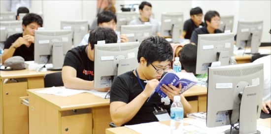 제10회 전국 대학생 금형 3차원 CAD기술경진대회에 참가한 학생들이 몰드베이스규격집을 보며 문제를 풀고 있다.  /한국금형공업협동조합 제공 