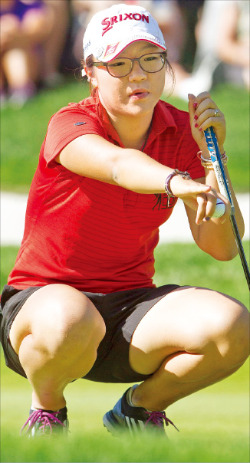 리디아 고가 25일(한국시간) 미국 LPGA투어 CN캐나디안여자오픈 3라운드 5번홀 그린에서 퍼팅라인을 살피고 있다. AP연합뉴스