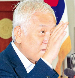 김한길 민주당 대표가 25일 오전 열린 한 세미나에서 손을 들어 인사하고 있다. 연합뉴스