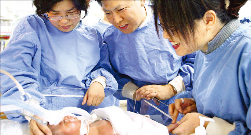 교보생명은 민간 기업으로선 유일하게 이른둥이 지원 사업인 ‘다솜이 작은 숨결 살리기’ 활동을 펼치고 있다. 교보생명 재무설계사들이 이른둥이를 돌보고 있다.  교보생명 제공 