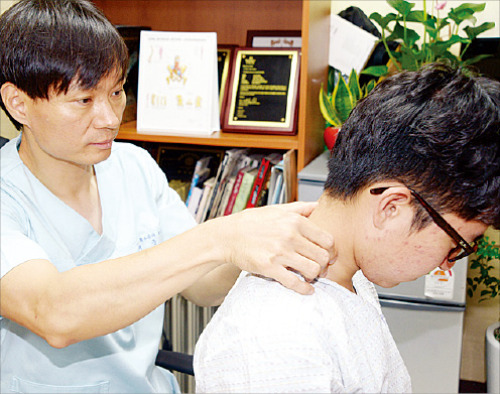 배중한 군포병원 척추센터 소장이 목디스크 환자의 상태를 살펴보고 있다.  군포병원 제공 