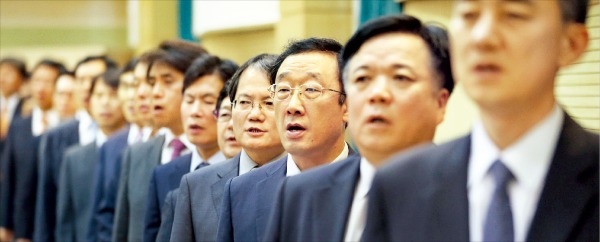 지난 28일 서울 삼청동 감사원에서 열린 개원 65주년 기념식에서 직원들이 애국가를 부르고 있다. 감사원은 양건 감사원장의 사퇴로 성용락 수석감사위원 대행체제로 운영되고 있다.