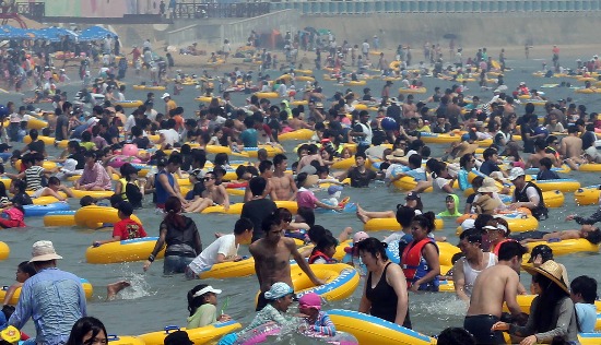 찜통더위가 계속된 11일 부산 해운대해수욕장에서 피서객들이 물놀이를 즐기며 더위를 식히고 있다. 해운대에는 10일 60만명, 11일 50만명의 피서객이 몰렸다. 