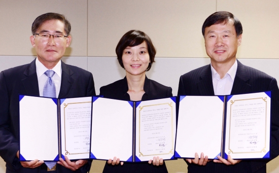 서명한 협약서를 들어 보이고 있는 황재활 한경닷컴 대표이사, 김혜현 렌트라이프 대표이사, 정구학 한국경제신문 부국장(사진 왼쪽부터).