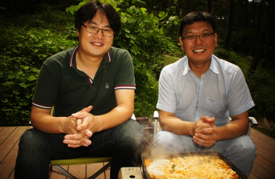 사진설명= 라스트캠핑 고재갑 대표(왼쪽)와 캠핑퍼스트 이동환 대표가 용인자연휴양림 캠핑장에서 간단한 캠핑용구로 즉석에서 라면을 끓여내놓고 있다. 사진=김민성 기자