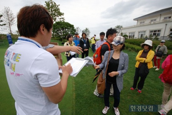 제35회 한국경제·메트라이프 KLPGA 챔피언십이 열리는 경기 안산 대부도 아일랜드CC에는 주말을 맞이해 대회장을 찾은 관람객을 위해 갤러리플라자, 칩샷대회 등 다양한 경품이벤트가 진행 중이다. / 사진. 한경DB