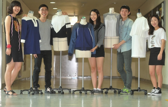 패션브랜드 '플랜식스'를 만든 건국대 의상디자인전공 학생들이 학교 작업실에서 직접 제작한 옷을 소개하며 포즈를 취하고 있다. / 건국대 제공
