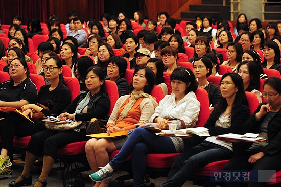 한경닷컴이 27일 서울 여의도 하나대투증권에서 개최한 제1회 ‘나는 명문고다!’ 입시설명회에 참석한 700여명의 학부모들이 교사들의 강연에 귀를 기울이고 있다. 하나고(서울), 상산고(전주), 한일고(공주) 등 전국의 대표 명문 3개 고교의 입학담당 교사들이 나와 수험생들에게 맞는 학교선택 방법 등을 소개해 큰 호응을 받았다. 
/ 사진= 한경닷컴 변성현 기자  byun84@hankyung.com
