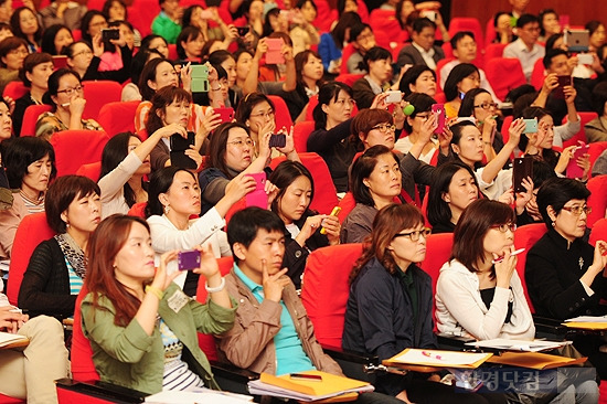 27일 서울 여의도 하나대투증권에서 개최된 '제1회 나는 명문고다! 입시설명회'에 참석한 학부모들이 우수 자기소개서 사례가 소개되자 일제히 촬영하고 있다. 