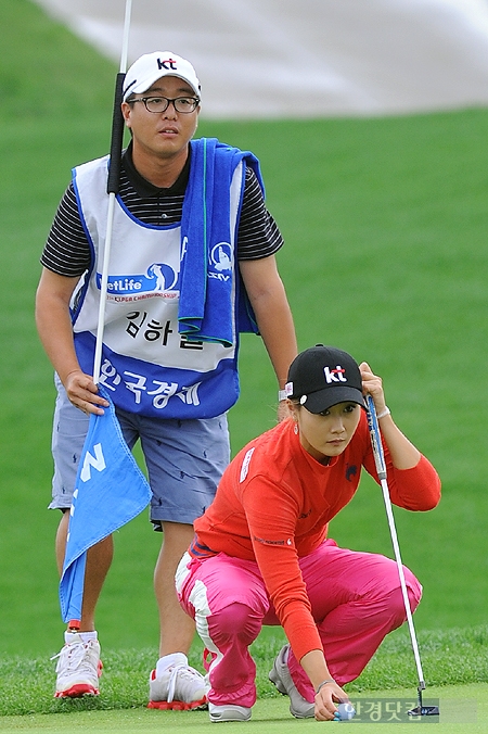 [메트라이프·한국경제 KLPGA 챔피언십] 김하늘, '공 놓는 것도 신중하게~'