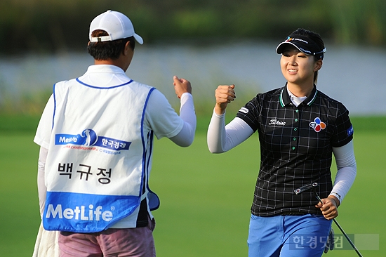 [메트라이프·한국경제 KLPGA 챔피언십] 백규정, '버디 잡고 기쁨의 세리머니'