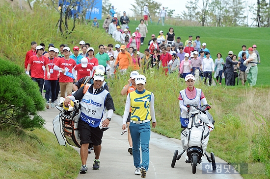 [메트라이프·한국경제 KLPGA 챔피언십 3R] 맑게 갠 날씨에 갤러리 우르르