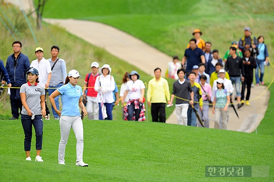 [메트라이프·한국경제 KLPGA 챔피언십] 선두따라 줄지은 갤러리