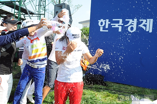 [메트라이프·한국경제 KLPGA 챔피언십] 김세영, '우승 기념 물세례~'