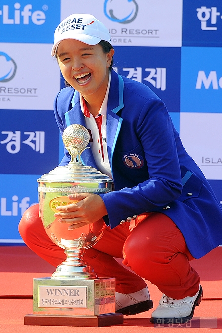 [메트라이프·한국경제 KLPGA 챔피언십] 김세영, '트로피가 너무 무거워요~'