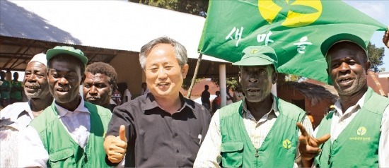 탄자니아 은지아은네마을에서 활동하고 있는 이진섭 목사가 이 마을 새마을지도자들과 함께 ‘새마을’을 외치고 있다. /서화동 기자