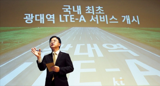 표현명 KT T&C부문장(사장)이 2일 서울 광화문 KT 사옥에서 열린 기자간담회에서 광대역 LTE 서비스에 대해 설명하고 있다. 연합뉴스