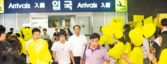 부산시와 부산관광공사 직원들이 지난 1일 김해공항에서 부산그랜드세일 기간을 맞아 부산을 찾은 중국인 관광객들을 맞고 있다. 부산관광공사 제공