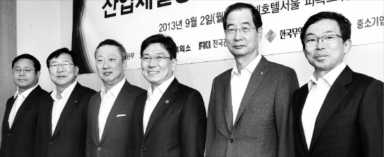 산업체질강화위원회 2차 회의가 2일 서울 소공동 롯데호텔에서 열렸다. 김영배 한국경영자총협회 부회장(왼쪽부터), 김기문 중소기업중앙회 회장, 박용만 대한상공회의소 회장, 윤상직 산업통상자원부 장관, 한덕수 한국무역협회 회장, 이승철 전국경제인연합회 부회장이 기념촬영을 하고 있다. 강은구 기자 egkang@hankyung.com