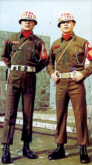 1974년 11월 목포 3해역사 복무 당시 권진봉 상병 (왼쪽).
 