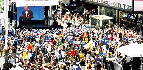 삼성전자는 4일(현지시간) 독일 베를린 템포드롬에서 연 ‘삼성 모바일 언팩’ 행사를 미국 뉴욕 타임스스퀘어에서 대형 전광판을 통해 실시간으로 중계했다. 뉴욕 시민과 관광객들이 행사를 지켜보고 있다.  /삼성전자  제공 