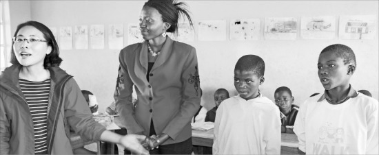 짐바브웨 수도 하라레 외곽의 레인함퓨처센터에서 유진화 선교사(왼쪽)가 방과후 교실에 대해 설명하고 있다. /서화동 기자