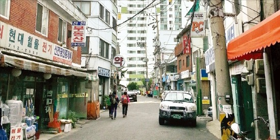 서울시가 6일 용산개발지역에 대한 개발구역 지정을 해제하기로 함에 따라 해당 구역에 포함된 서부이촌동 주민들의 불안감이 높아지고 있다. 서부이촌동 대림아파트 주변. 문혜정 기자
 