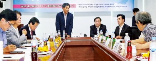 민주당 역사교과서 대책위원회와 역사정의실천연대가 공동 주최한 ‘교학사 역사교과서 긴급 비교 분석 간담회’가 10일 오후 국회 의원회관에서 열렸다. 연합뉴스