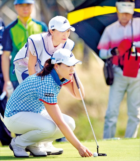 [메트라이프·한국경제 KLPGA 챔피언십] 퍼팅라인 읽는 전인지