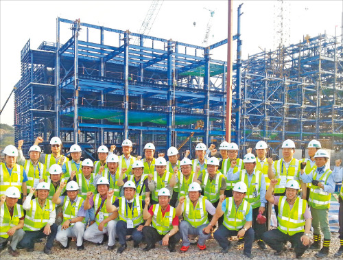 지난 4월 현대건설의 29개 우수 협력사 임원들이 베트남 몽정1 석탄발전소 건설공사 현장을 방문해 기념촬영을 하고 있다. 현대건설 제공 