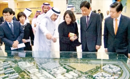 < 이젠 의료산업 수출국 > 진영 보건복지부 장관(오른쪽 두 번째)과 송재훈 삼성서울병원장(첫 번째)이 22일(현지시간) 사우디 리야드에 있는 킹파드왕립병원(KFMC)에서 모하무드 알야마니 KFMC 원장(네 번째) 으로 부터 병원에 대한 설명을 듣고 있다.  /보건복지부 제공 