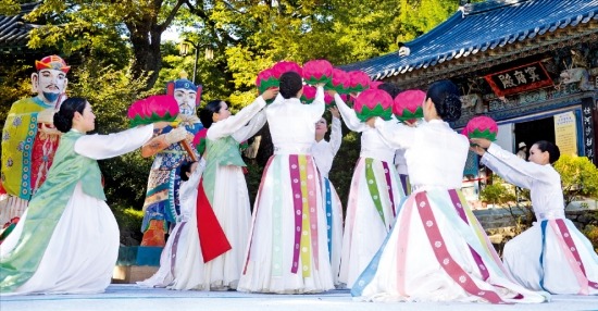 강화도 전등사에서 지난해 가을 열린 삼랑성 역사문화축제에서 펼쳐진 풍류한마당. 전등사 제공