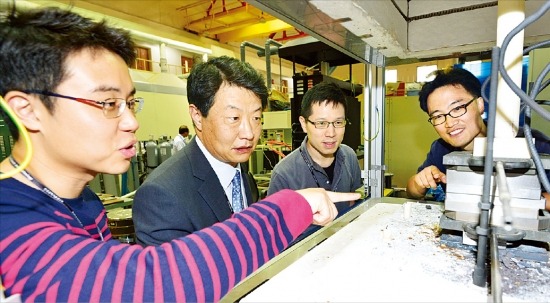 김병국 한국과학기술연구원 고온에너지재료연구센터장(왼쪽 두번째)이 연구원들과 함께 친환경·고효율 차세대 에너지 소재를 연구하고 있다. 한국과학기술연구원 제공