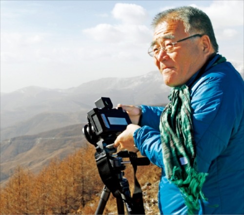 사진작가 배병우 씨가 제주 한라산에 올라 ‘바람시리즈’를 촬영하고 있다.