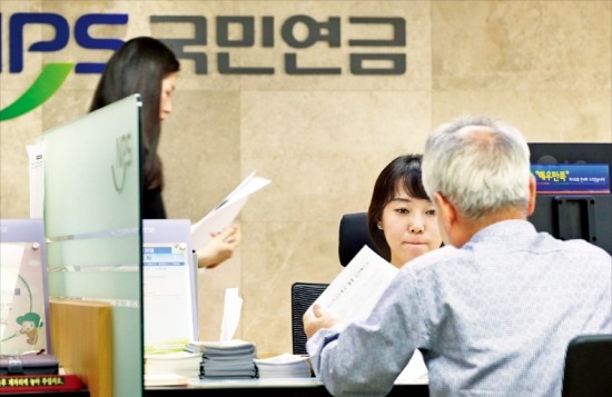 기초연금이 국민연금 장기 가입자에게 불리하게 설계됐다는 논란이 일고 있는 가운데 26일 국민연금공단 서울 종로중구지사 종합민원
실에서 한 할아버지가 상담받고 있다. 연합뉴스