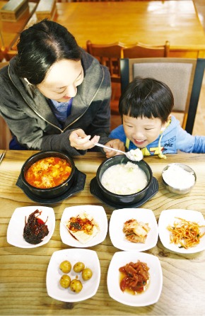 강릉 초당 순두부를 먹는 엄마와 아들. 한국광광공사 제공