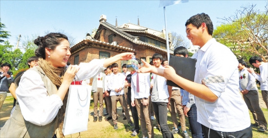 대구고등학교 학생 50여명이 최근 대구 중구에 있는 동산선교사 주택을 찾아 골목문화해설사에게서 설명을 듣고 있다. 대구시 중구청 제공