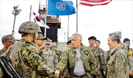 척 헤이글 미국 국방장관(가운데)이 30일 한·미동맹 60주년 경축행사 참석에 앞서 경기 파주시 판문점 내에 있는 최전방 초소 오울렛소초를 방문, 김관진 국방장관(오른쪽)과 함께 장병들을 격려하고 있다. 연합뉴스