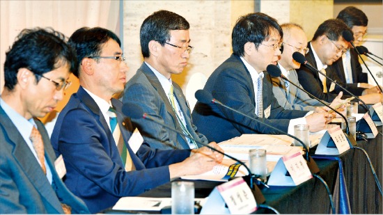 30일 서울 반포동 팔래스호텔에서 경제·인문사회연구회가 주최하고 한국경제신문이 후원한 ‘중국·일본 경제 리스크와 대응전략’ 토론회가 열렸다. 김병언 기자 misaeon@hankyung.com