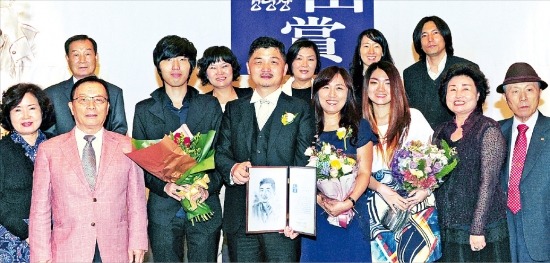 제22회 다산경영상 창업경영인 부문 수상자인 김범수 카카오 이사회 의장(앞줄 왼쪽 세 번째)과 부인 형미선 씨(네 번째)가 양가 부모, 아들, 딸 등 가족들과 기념 사진을 찍고 있다. 허문찬 기자 sweat@hankyung.com
